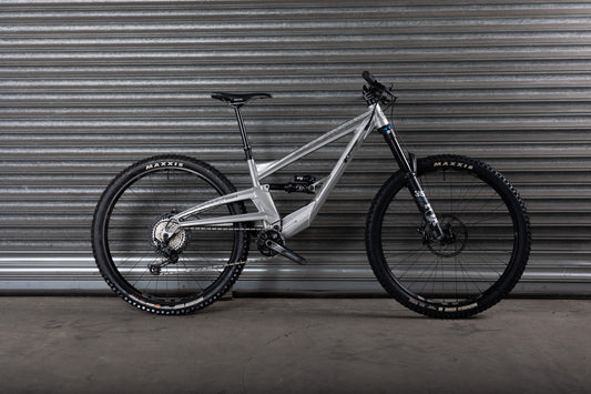 Ex-Demo 2025 Stage 6 Pro, Medium, Silver Treasure - Orange Bikes