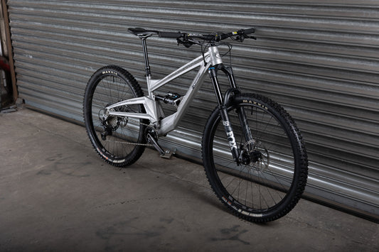 Ex-Demo 2025 Stage 6 Pro, Medium, Silver Treasure - Orange Bikes