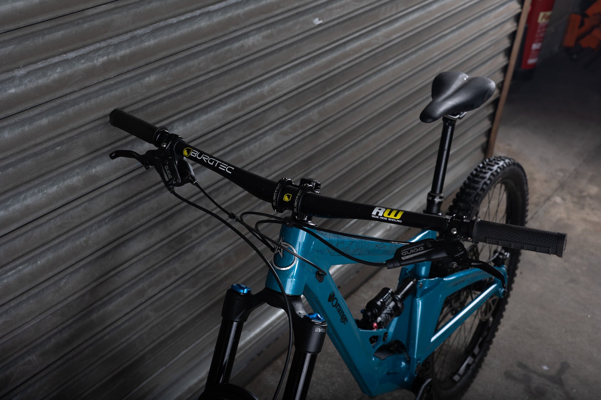 Ex-Demo 2025 Switch 6 Pro, Large, Yorkshire Teal - Orange Bikes