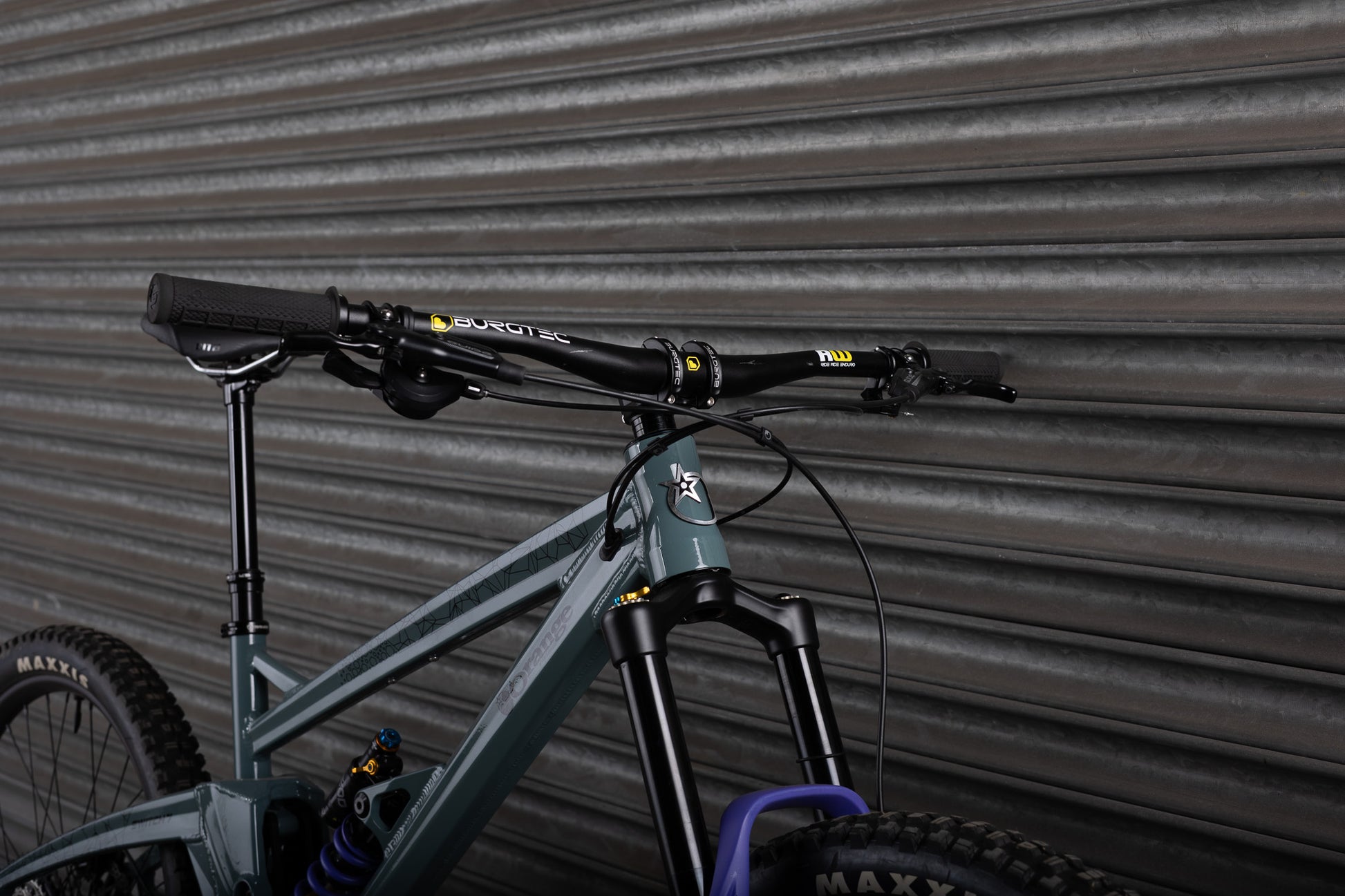 Ex-Demo 2025 Switch 7 SE, Medium, Earl Grey - Orange Bikes